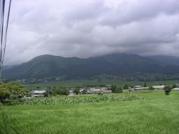 曇っていなければ阿蘇五岳が見えるはずの風景